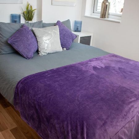 121 Studio - Central Studio Apartment, Terrace & Full Kitchen - Airport & Train Shuttle Bishop’s Stortford Exterior foto