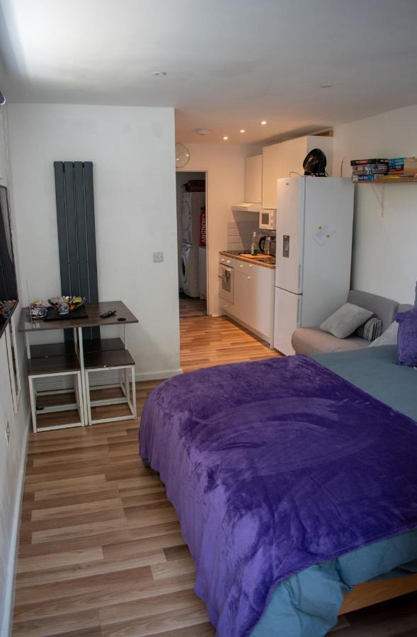 121 Studio - Central Studio Apartment, Terrace & Full Kitchen - Airport & Train Shuttle Bishop’s Stortford Exterior foto