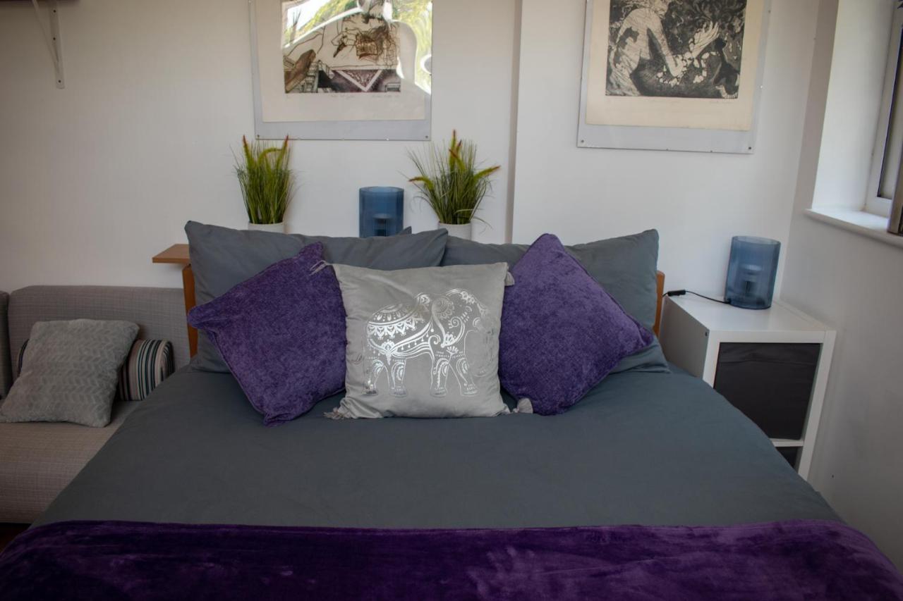 121 Studio - Central Studio Apartment, Terrace & Full Kitchen - Airport & Train Shuttle Bishop’s Stortford Exterior foto