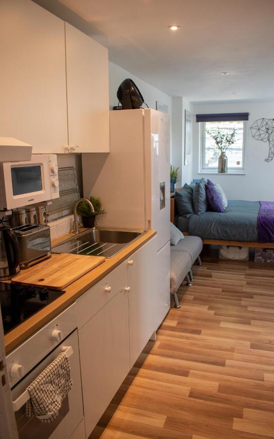 121 Studio - Central Studio Apartment, Terrace & Full Kitchen - Airport & Train Shuttle Bishop’s Stortford Exterior foto