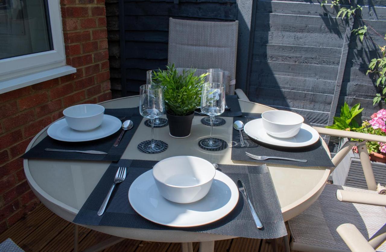 121 Studio - Central Studio Apartment, Terrace & Full Kitchen - Airport & Train Shuttle Bishop’s Stortford Exterior foto