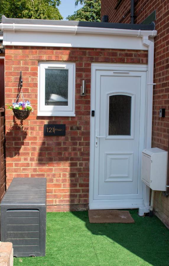 121 Studio - Central Studio Apartment, Terrace & Full Kitchen - Airport & Train Shuttle Bishop’s Stortford Exterior foto